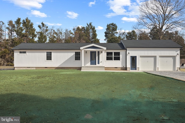 view of front of property featuring a shingled roof, gravel driveway, a front lawn, a garage, and crawl space