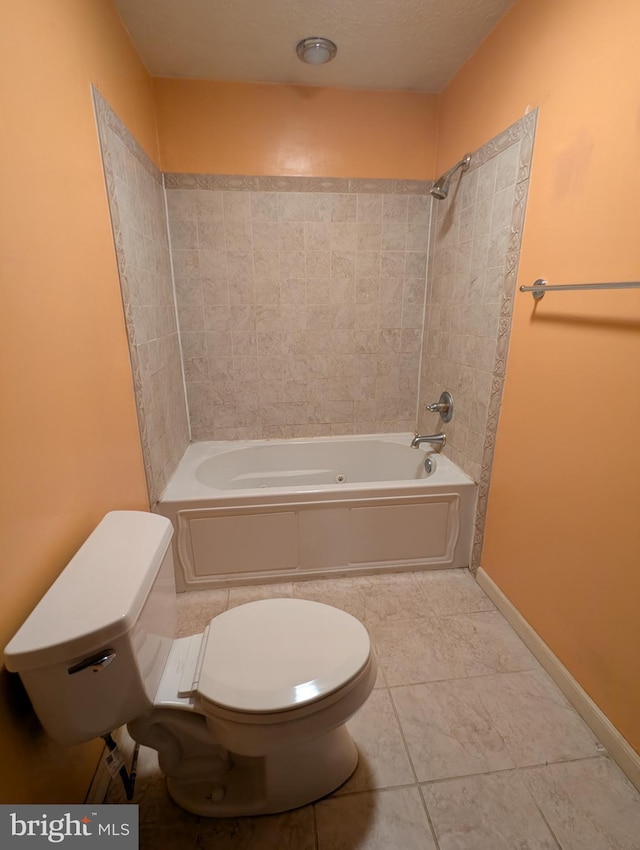 bathroom with toilet and tiled shower / bath