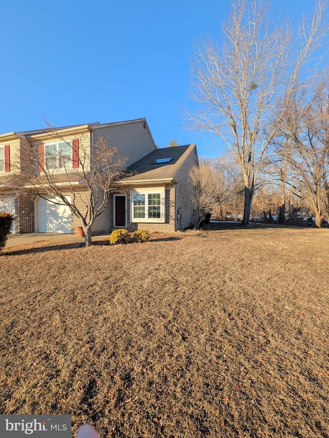 view of front facade featuring a garage and a front lawn