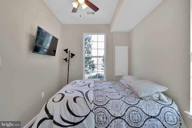 bedroom with ceiling fan