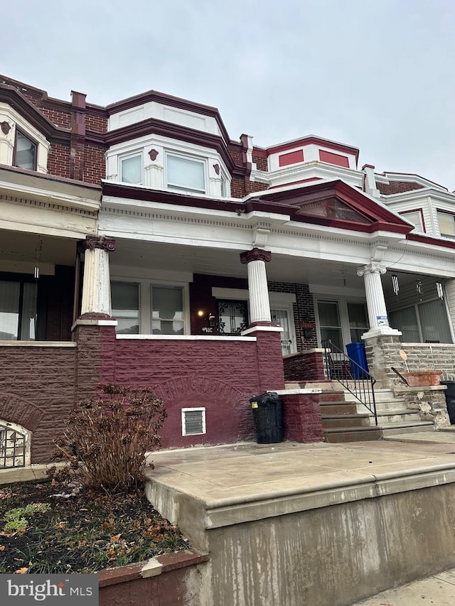 view of front of property featuring a porch