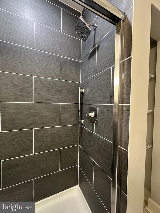 bathroom featuring tiled shower