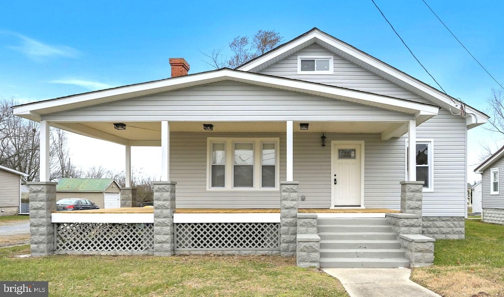 view of front of property featuring a porch and a front lawn