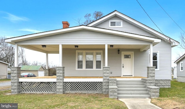 view of front of property featuring a porch and a front lawn