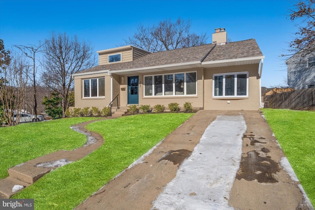 view of front facade with a front yard