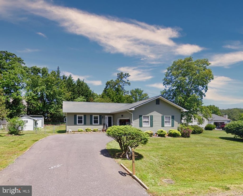 ranch-style house featuring a front yard