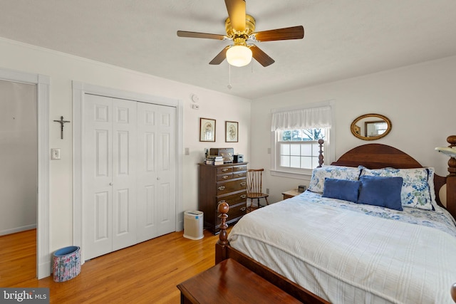 bedroom featuring ceiling fan, light wood-type flooring, and a closet