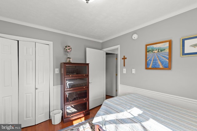 bedroom featuring ornamental molding, hardwood / wood-style floors, and a closet