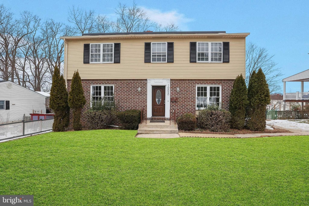 view of front of house with a front lawn