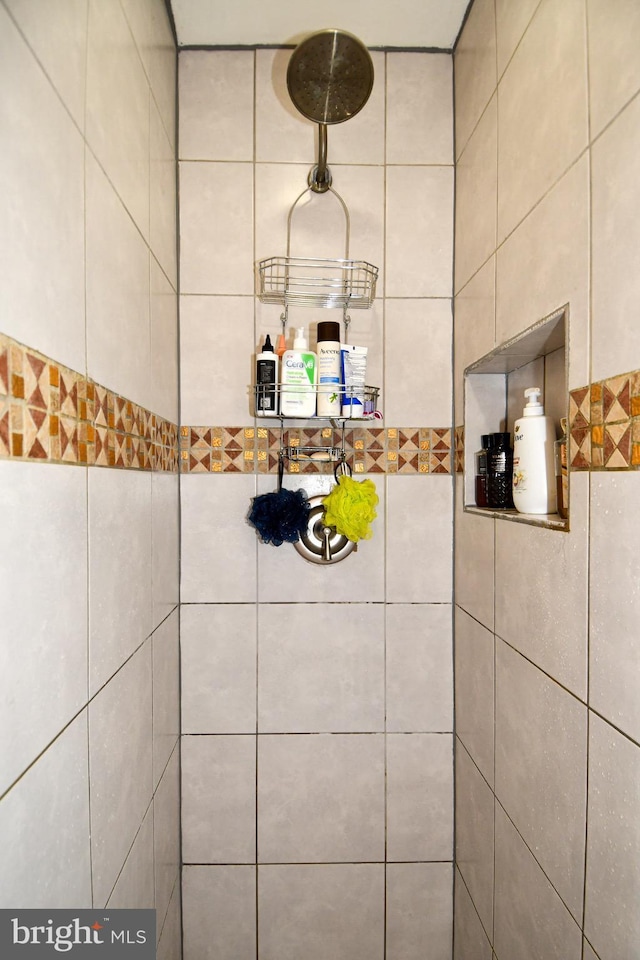 interior details with a tile shower