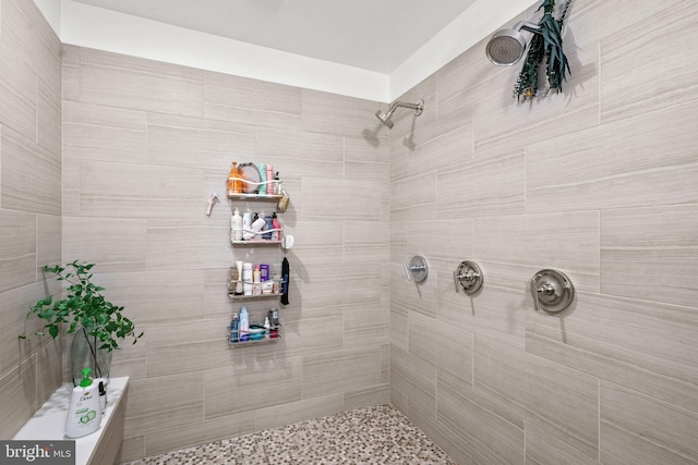 bathroom featuring a tile shower