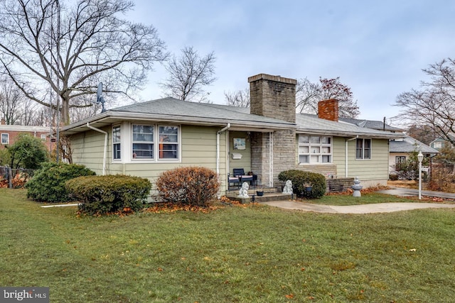 view of front of property featuring a front yard