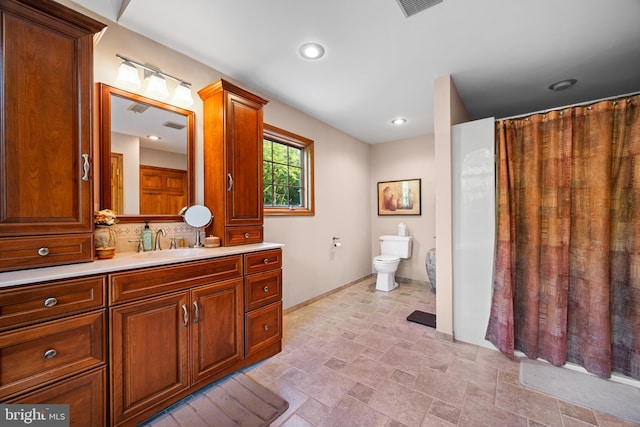 bathroom with a shower with curtain, toilet, and vanity