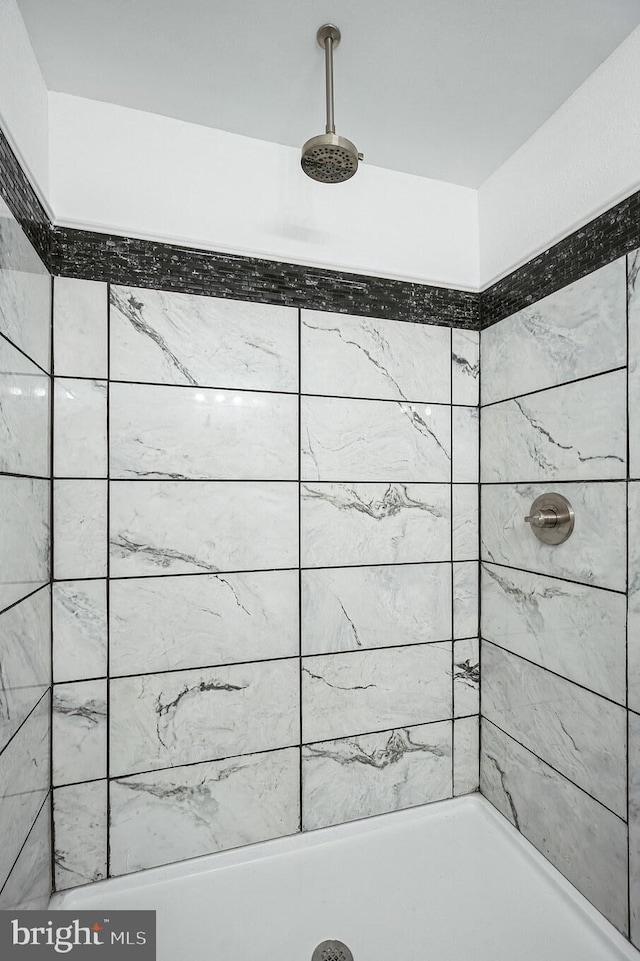 bathroom featuring a tile shower