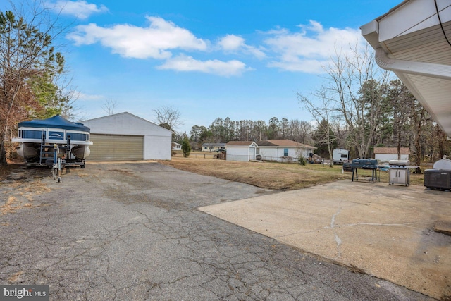 view of yard with an outbuilding and a garage