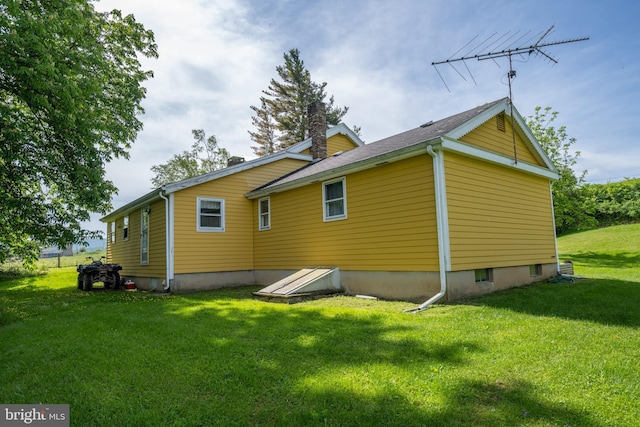 view of side of property featuring a lawn