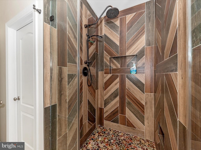 bathroom featuring a tile shower