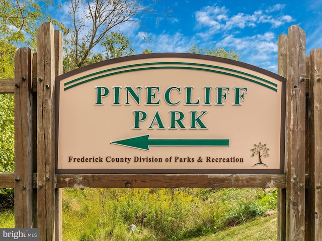 view of community / neighborhood sign