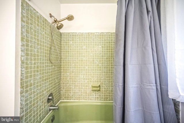 bathroom featuring shower / bath combo with shower curtain