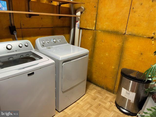 washroom featuring independent washer and dryer and light parquet flooring