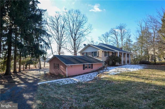 view of front of property with a front yard