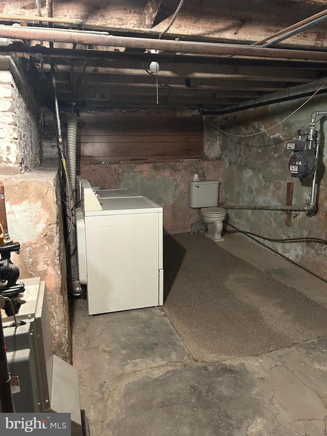 basement featuring washer / dryer