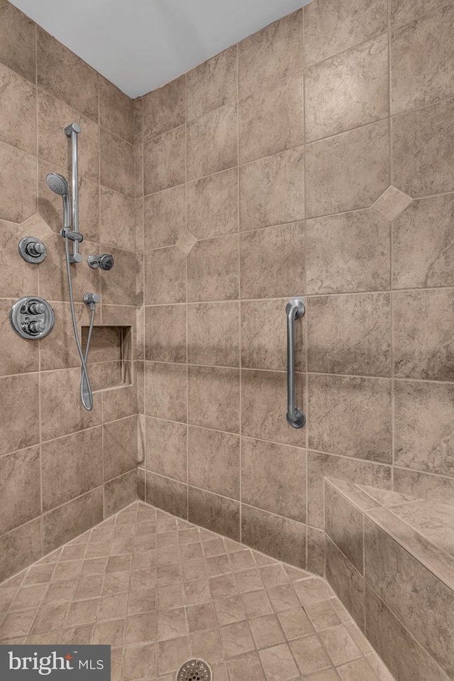 bathroom featuring tiled shower