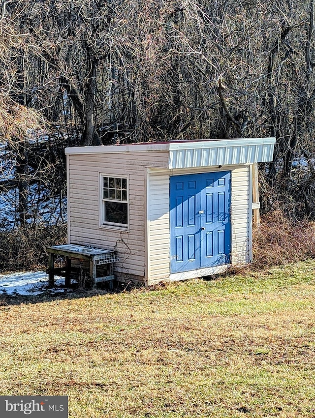 view of outbuilding featuring a yard