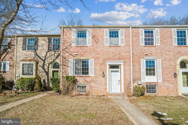 multi unit property featuring a front lawn