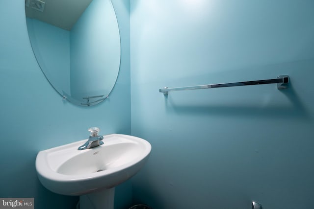 bathroom featuring sink