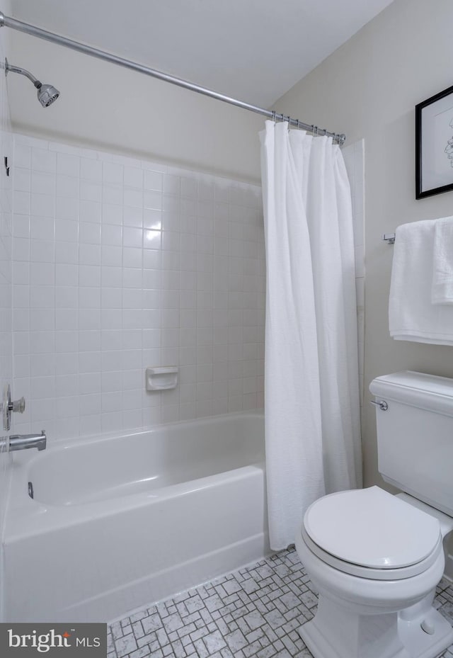 full bath featuring shower / bath combination with curtain and toilet