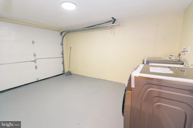 garage with washer / dryer