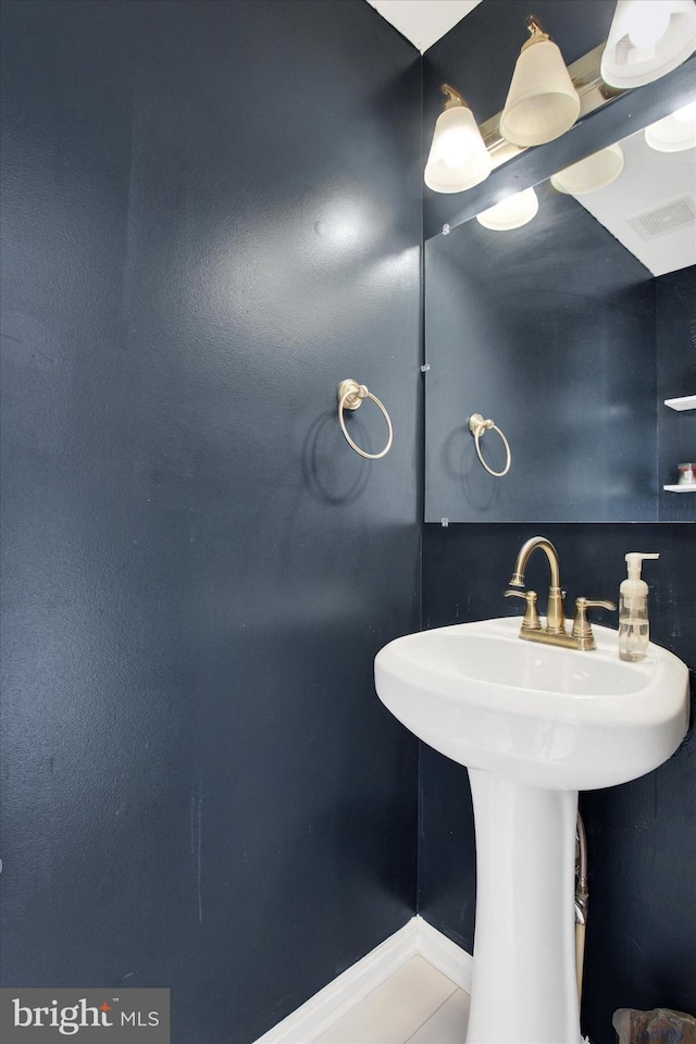 bathroom featuring sink