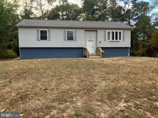 bi-level home featuring a front lawn