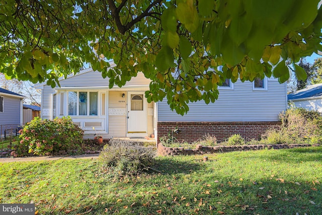 view of front facade featuring a front lawn