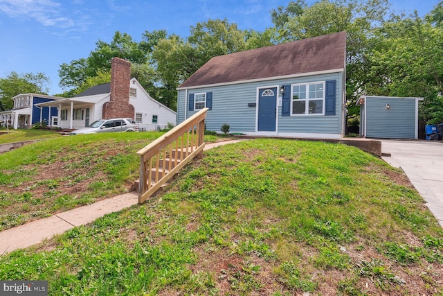 view of front of property with a front yard