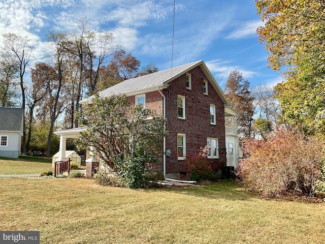 view of side of property featuring a lawn