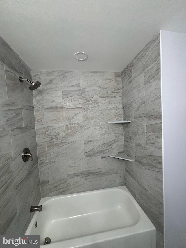 bathroom with tiled shower / bath