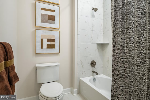 bathroom with toilet and tiled shower / bath