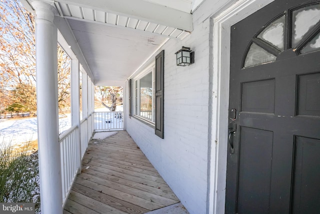 property entrance featuring a porch