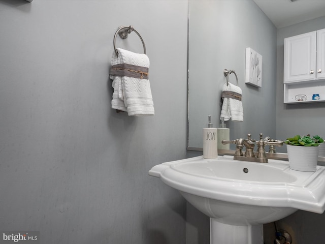 bathroom featuring sink