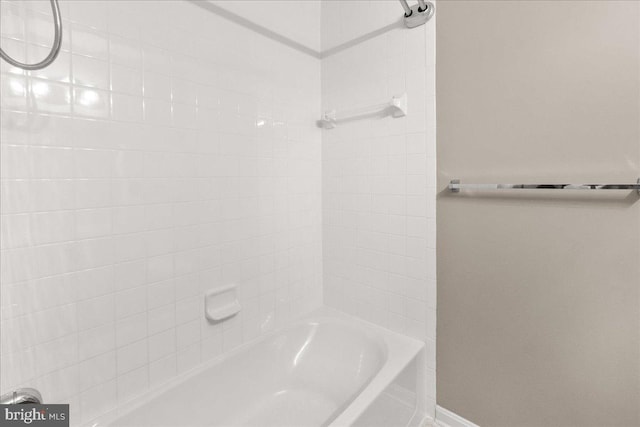 bathroom featuring tiled shower / bath