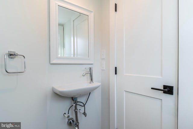 bathroom featuring sink