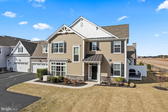 view of front of house featuring cooling unit, a garage, and a front yard