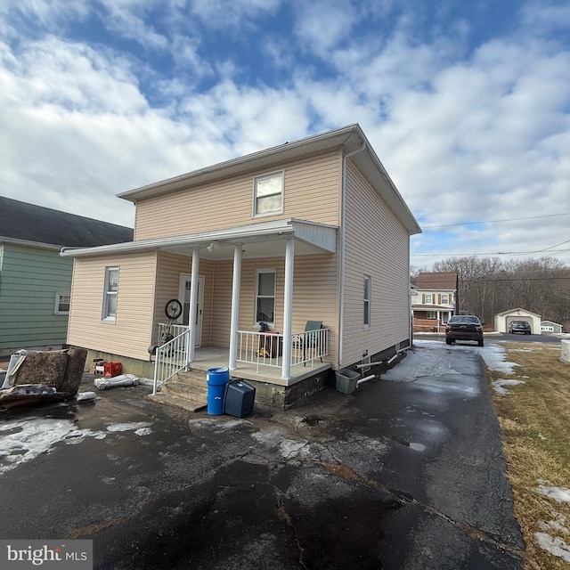 view of front of house featuring covered porch and driveway