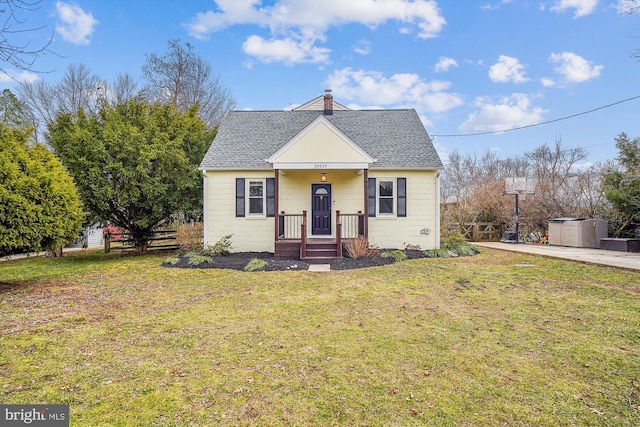 view of front of property with a front lawn