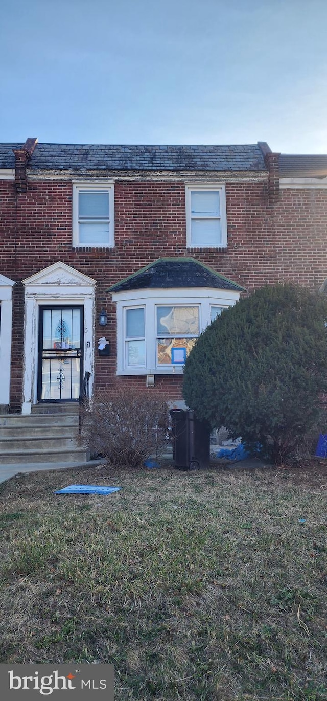 view of front of property with a front yard