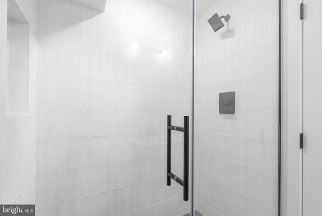 bathroom featuring tiled shower