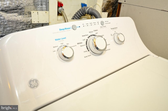 room details featuring washer / clothes dryer