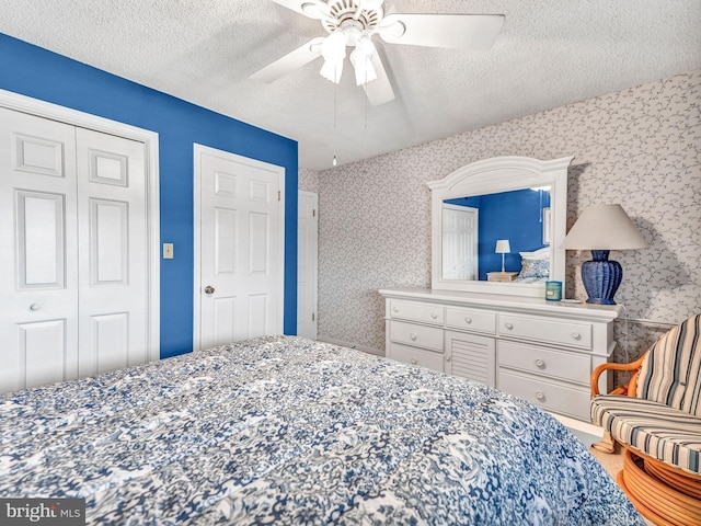 bedroom featuring ceiling fan, a closet, and a textured ceiling